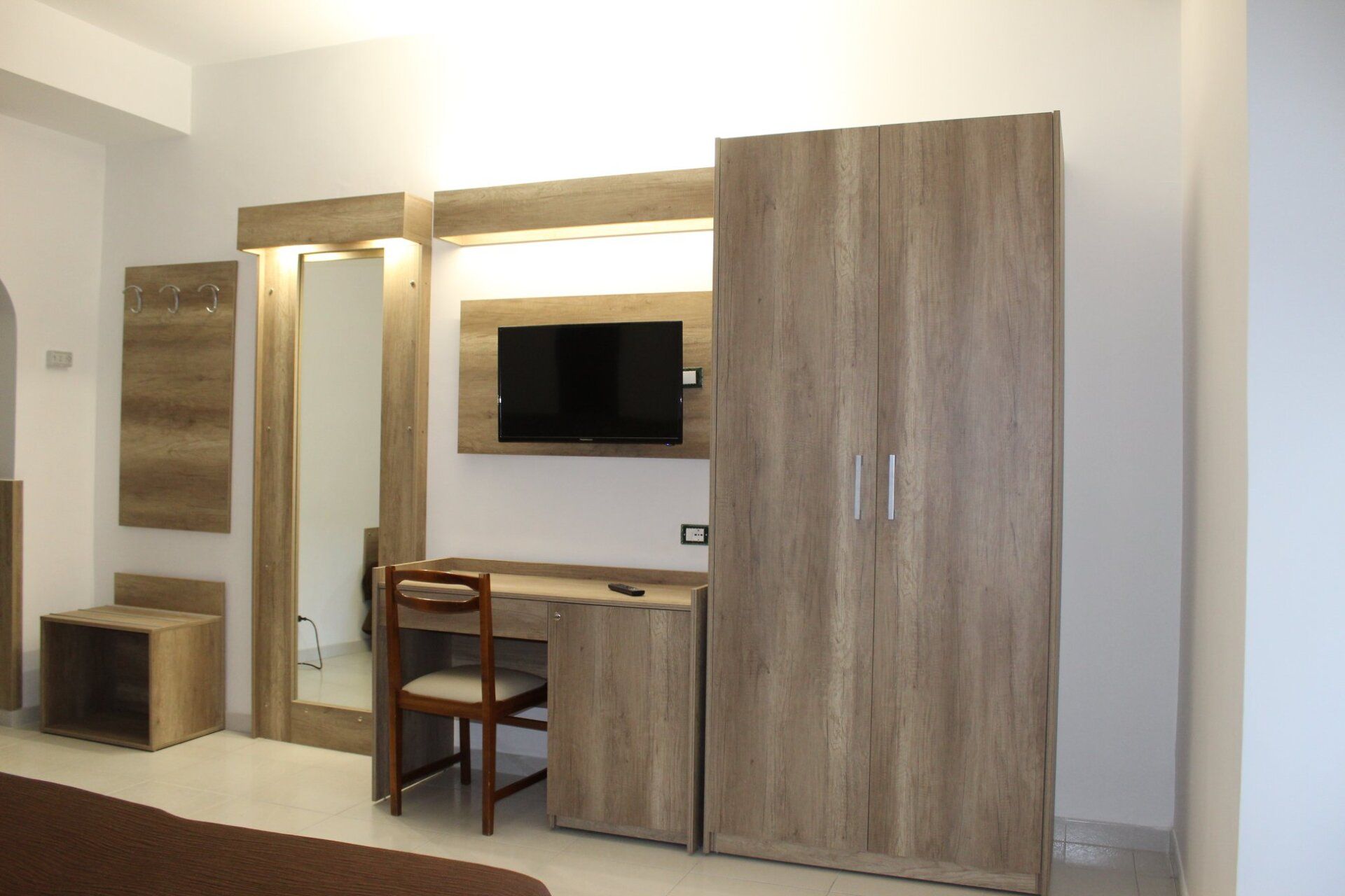 rinnovo arredamento camera di un albergo armadio