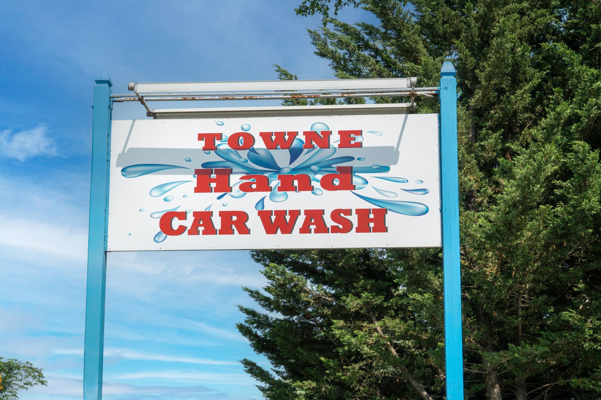 A sign that says towne hand car wash on it