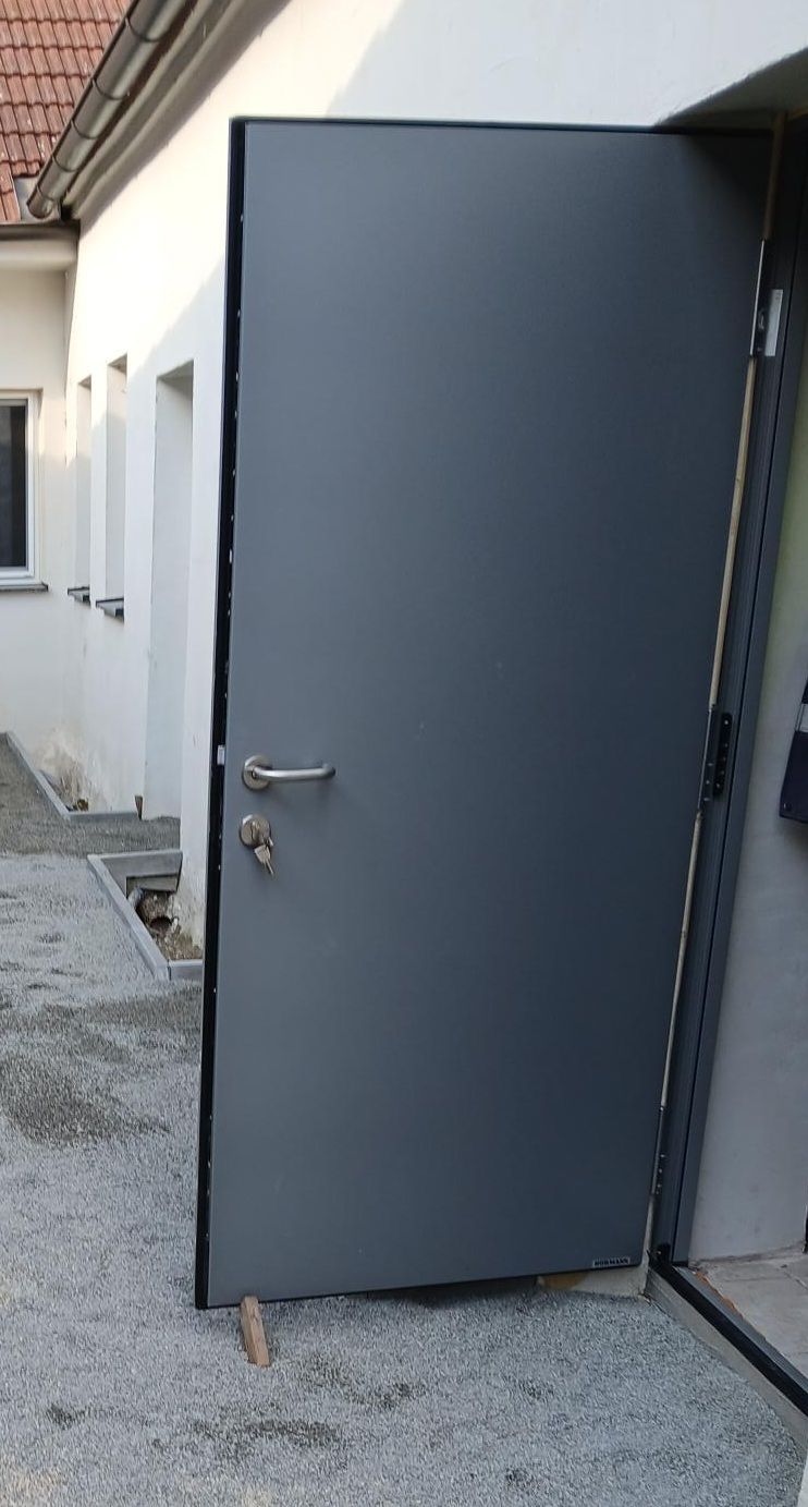 Eingangstür schwarz im Rohbau