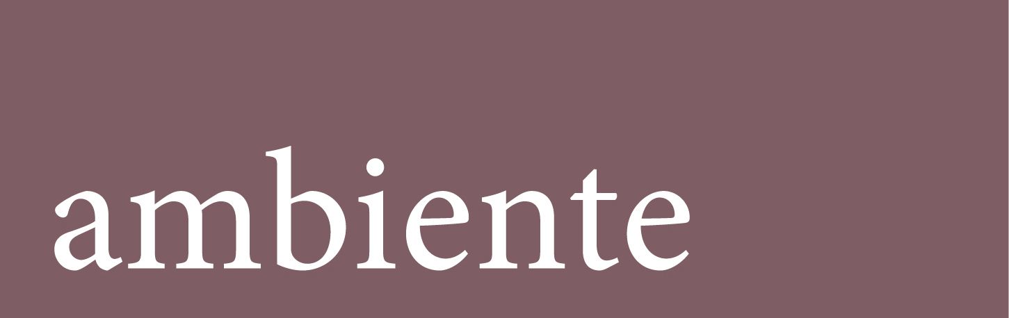 Das Wort „ambiente“ in weißer Serifenschrift auf einfarbigem, malvenfarbenem Hintergrund.