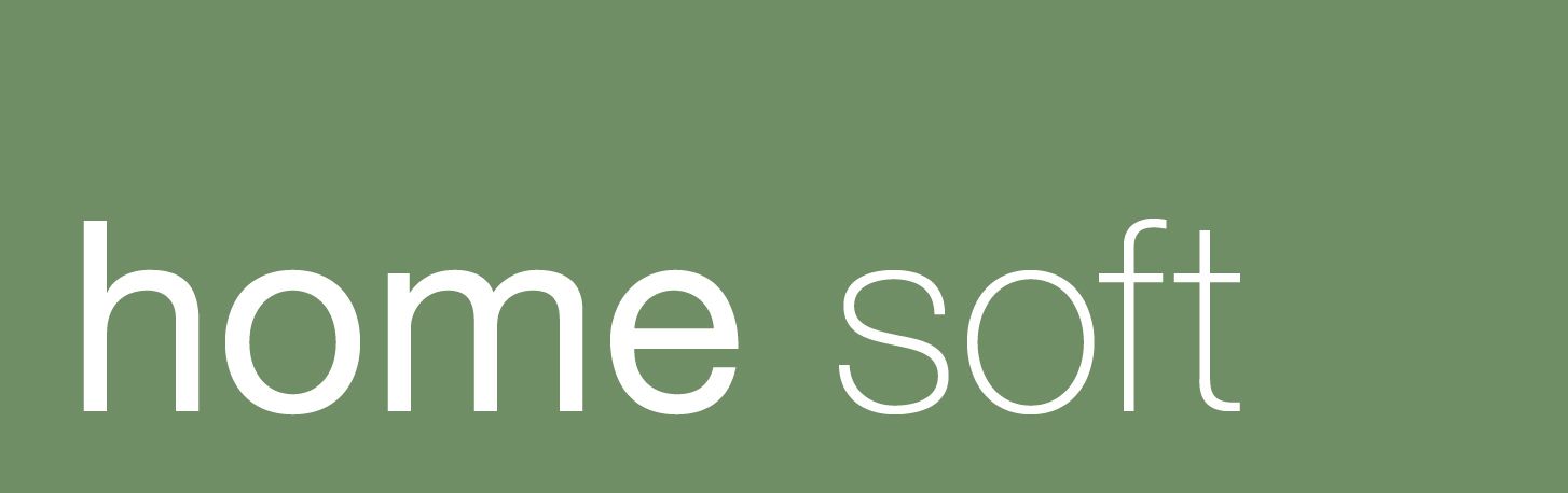 Der weiße Text „home soft“ ist auf einem einfarbigen, olivgrünen Hintergrund zentriert.