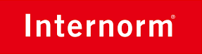 Der weiße Text „Internorm“ auf einfarbig rotem Hintergrund.