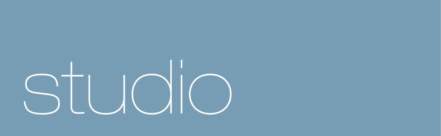 Das Wort „Studio“ in weißer, serifenloser Schrift, zentriert auf einem einfarbigen, hellblauen Hintergrund.