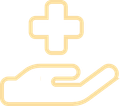 Eine Hand hält ein Kreuz in ihrer Handfläche.