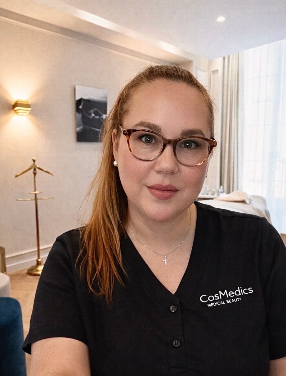 Eine Frau trägt ein weißes Hemd und eine Halskette mit einem Kreuz.