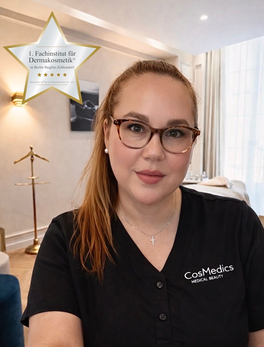 Eine Frau trägt ein weißes Hemd und eine Halskette mit einem Kreuz.