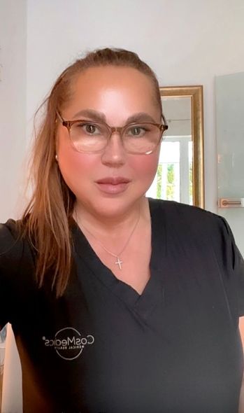 Eine Nahaufnahme des Gesichts einer Frau in einem ovalen Rahmen.