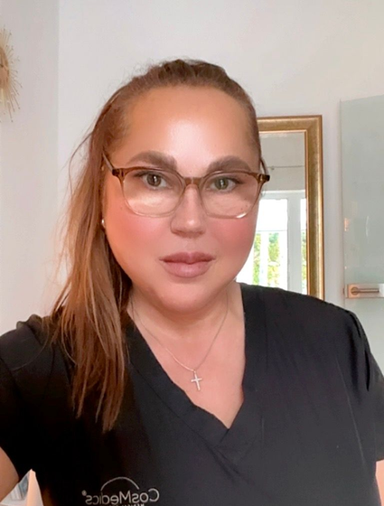 Eine Nahaufnahme des Gesichts einer Frau in einem ovalen Rahmen.