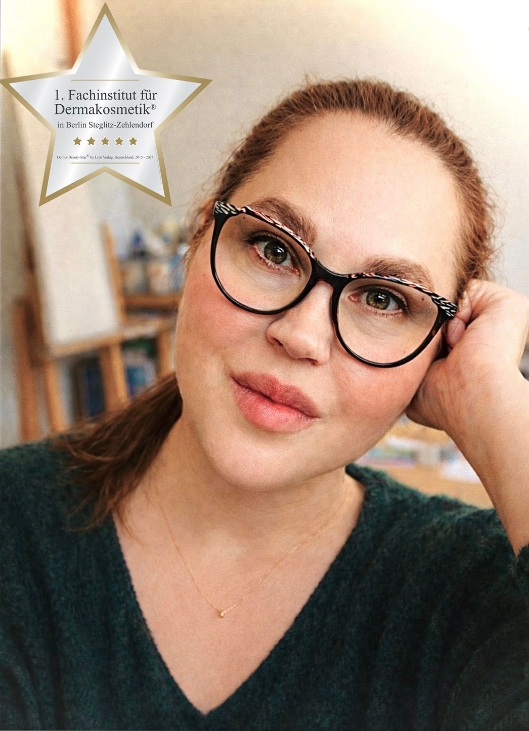 Eine Frau trägt ein weißes Hemd und eine Halskette mit einem Kreuz.