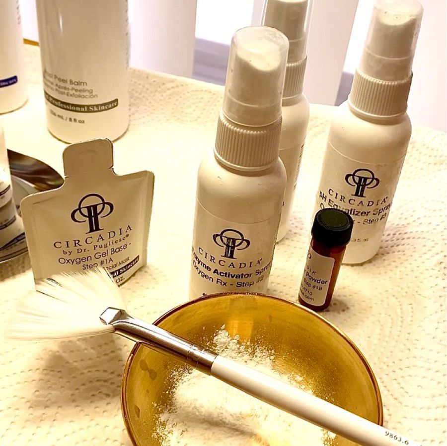 Eine Nahaufnahme des Gesichts einer Frau vor unscharfem Hintergrund.