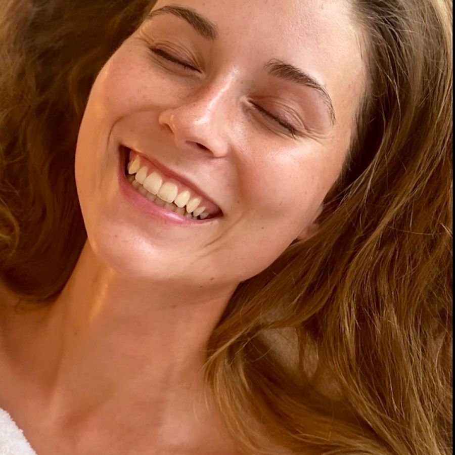 Eine Nahaufnahme des Gesichts einer Frau vor unscharfem Hintergrund.