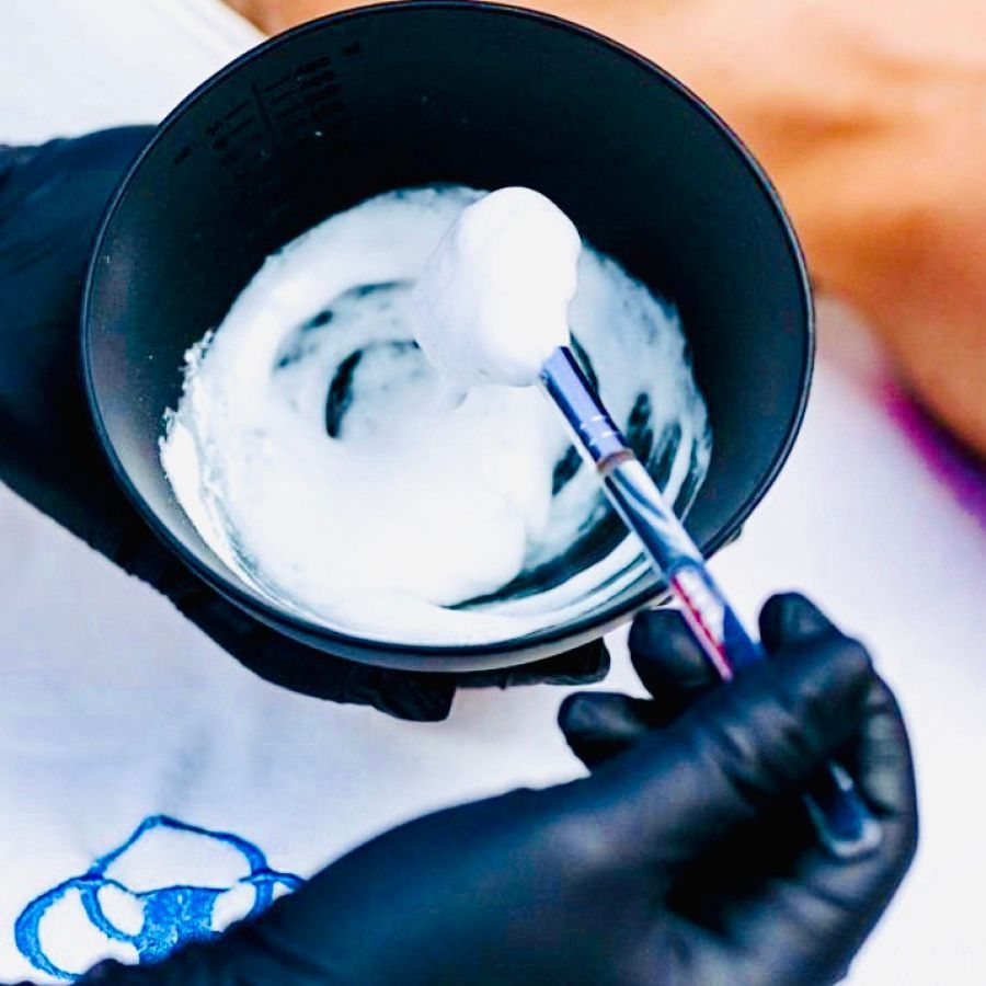 Eine Nahaufnahme des Gesichts einer Frau vor unscharfem Hintergrund.