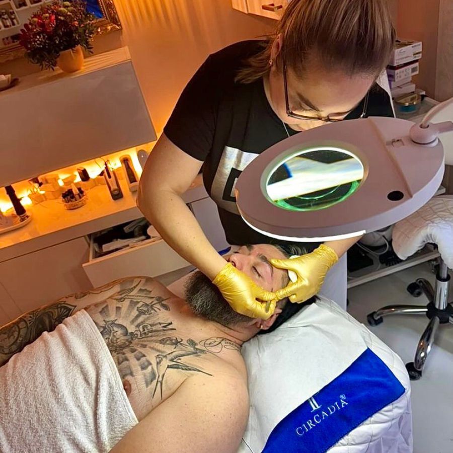 Eine Nahaufnahme des Gesichts einer Frau vor unscharfem Hintergrund.