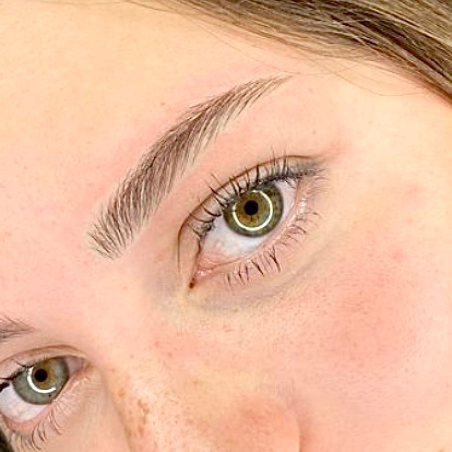 Eine Nahaufnahme des Gesichts einer Frau vor unscharfem Hintergrund.