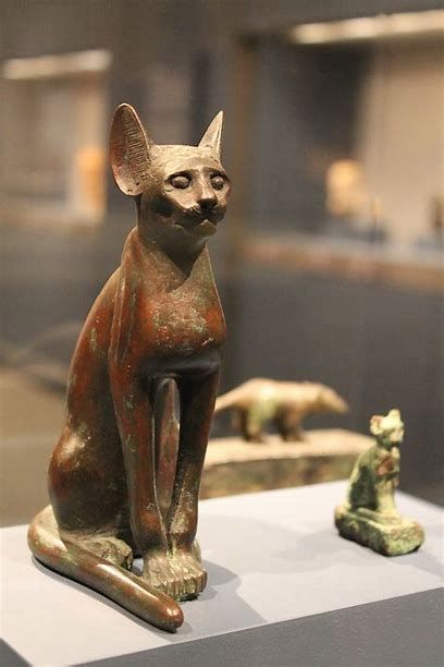statue cat