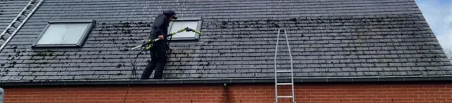 Herstelling van een beschadigd dak in Leuven, met herstelwerken aan dakpannen en onderliggende structuur.