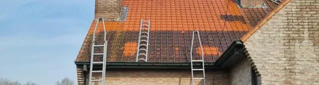 Professionele dakreiniging in Leuven, met verwijdering van mos, vuil en aanslag voor een verzorgd dak.
