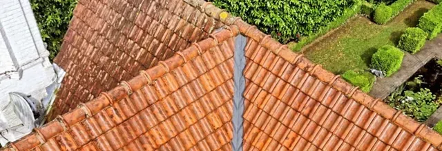 Voltooide dakrenovatie van een woning in Leuven, met nieuwe dakpannen en vernieuwde dakstructuur.