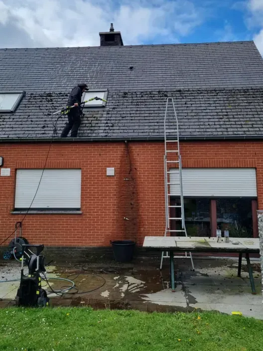 Plaatsing van nieuwe gevelbekleding in Leuven, voor een moderne uitstraling en extra isolatie.