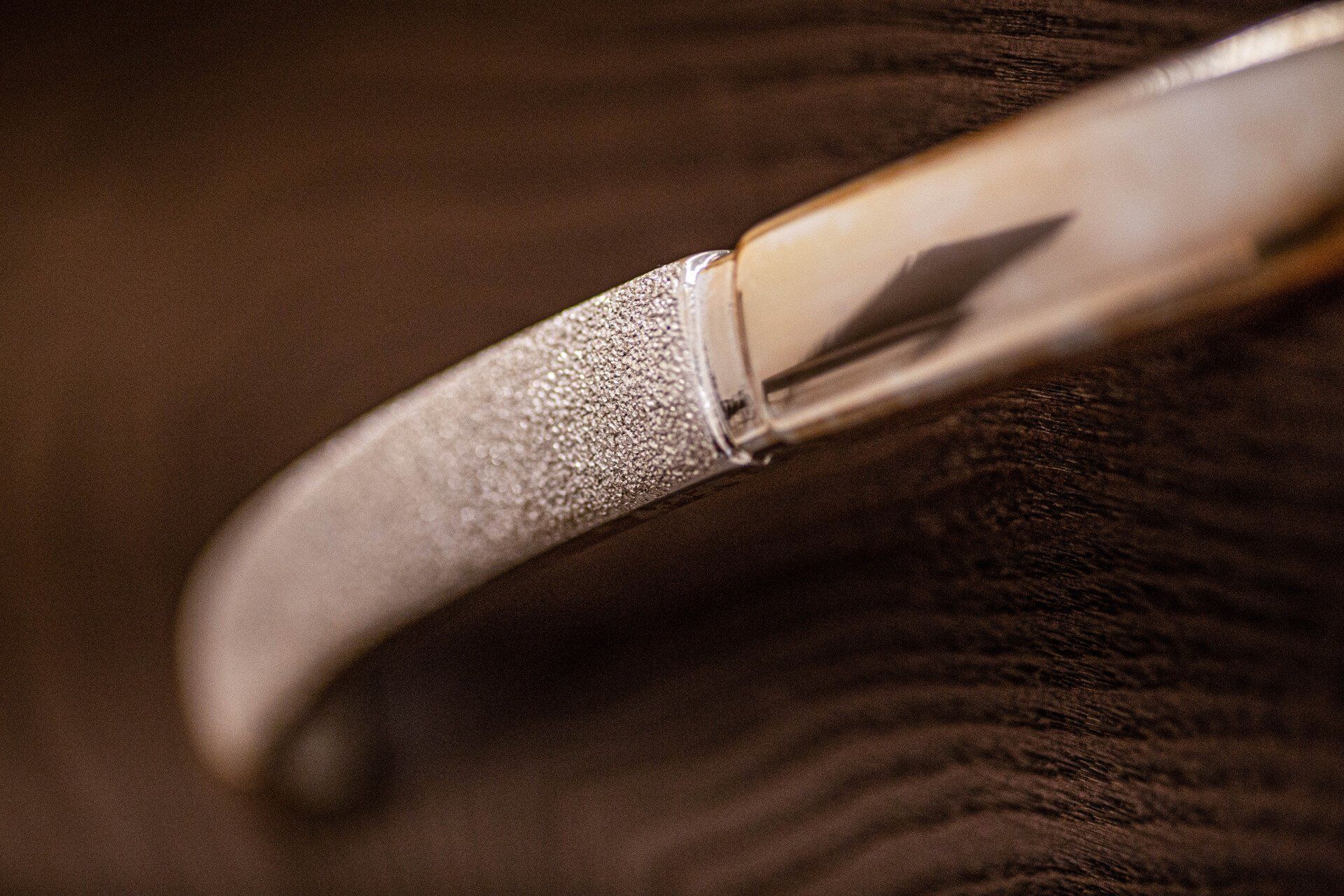 dettaglio cofano funebre di agenzia di onoranze e pompe funebri a Monte Urano