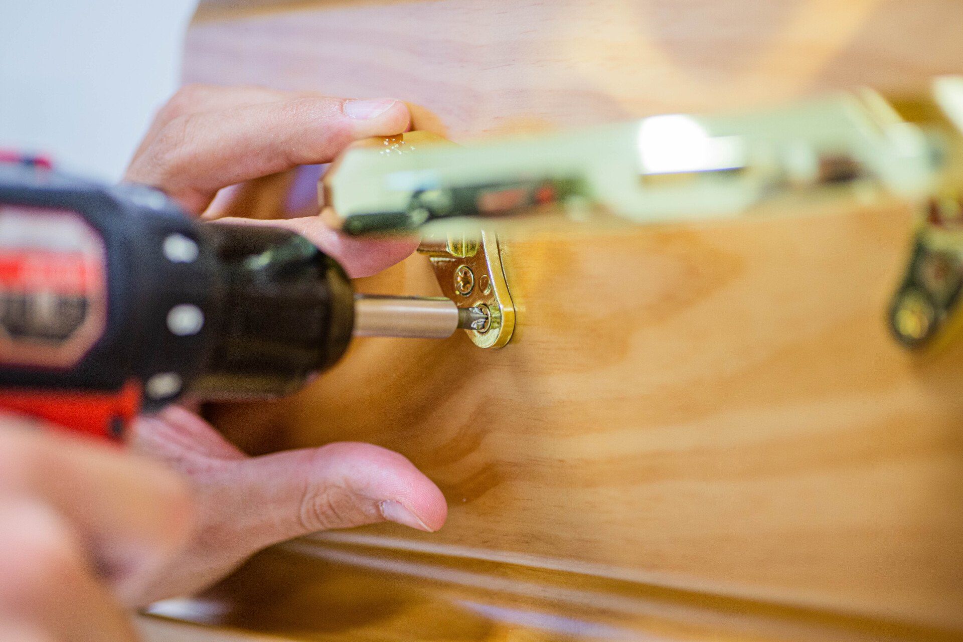 realizzazione cofano funebre di agenzia di onoranze e pompe funebri a Monte Urano