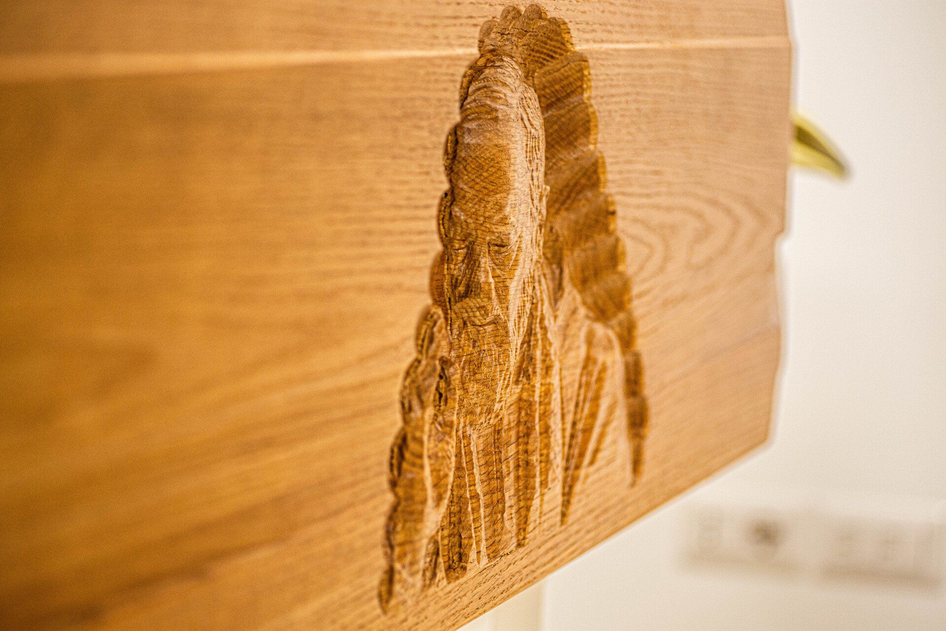 cassa funebre intarsiata di agenzia di onoranze e pompe funebri a Monte Urano