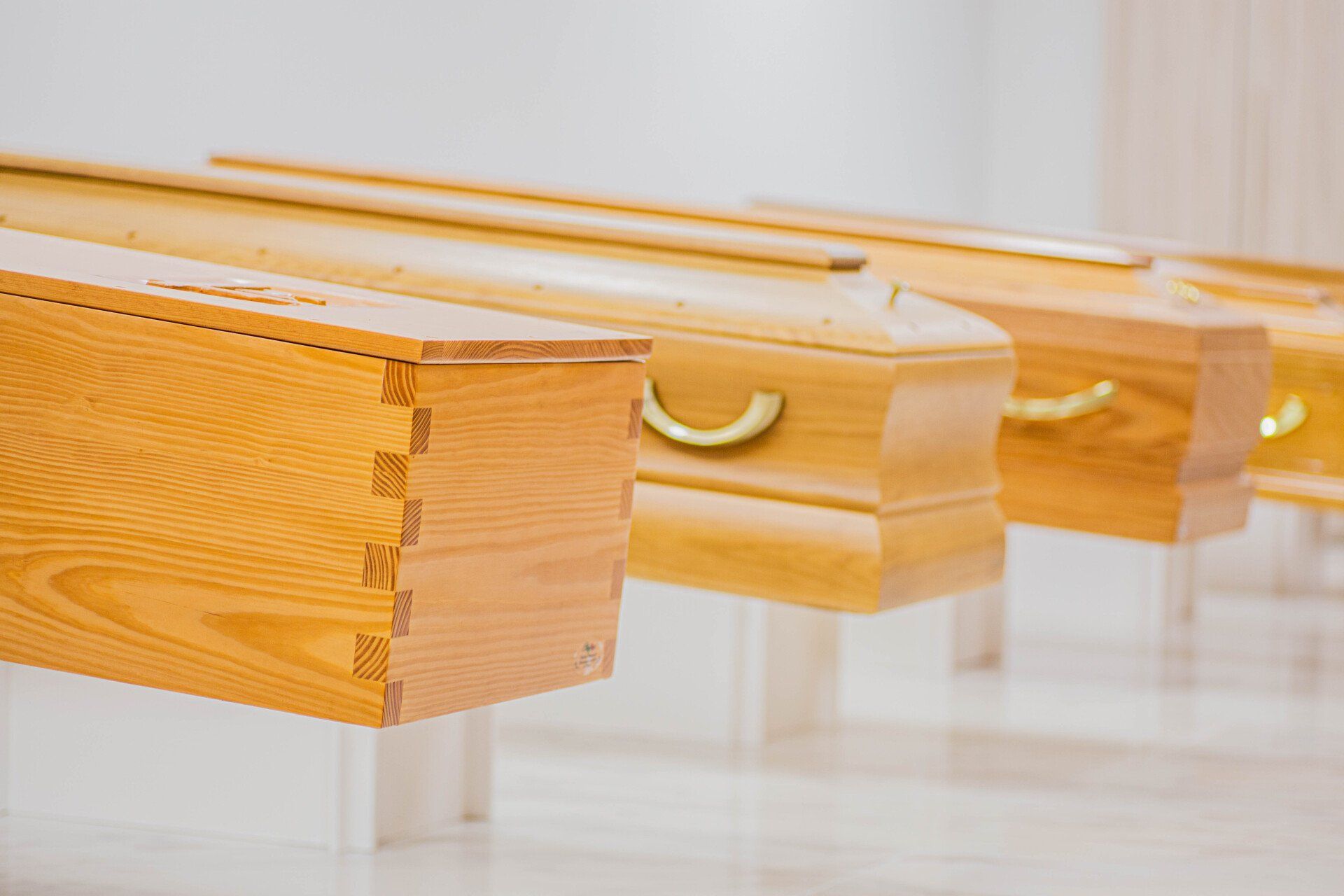 casse funebri in legno di agenzia di onoranze e pompe funebri a Monte Urano