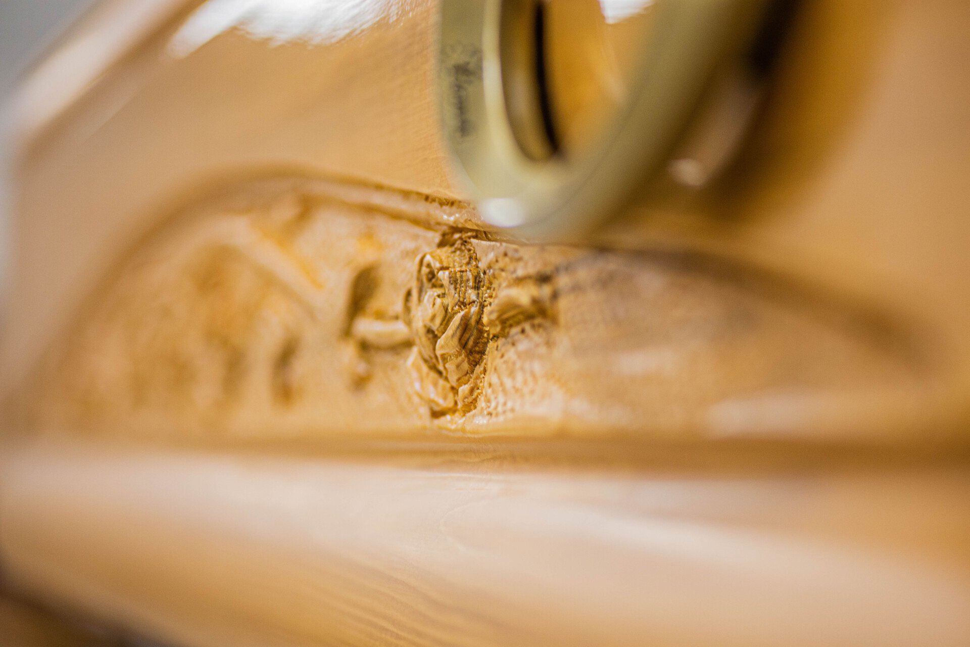 dettaglio intarsiato di cassa funebre di agenzia di onoranze e pompe funebri a Monte Urano