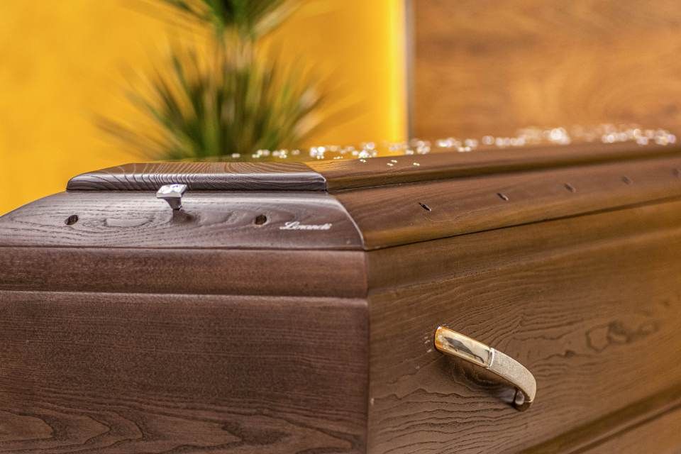 cassa funebre in casa funeraria a Porto San Giorgio