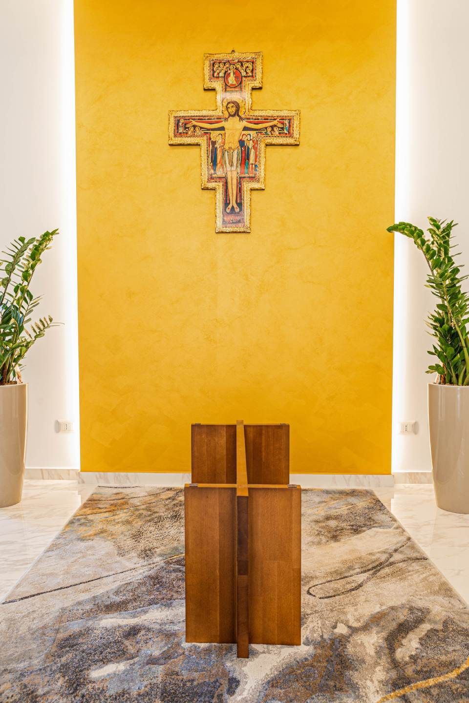 casa funeraria a Porto San Giorgio con crocifisso e piante