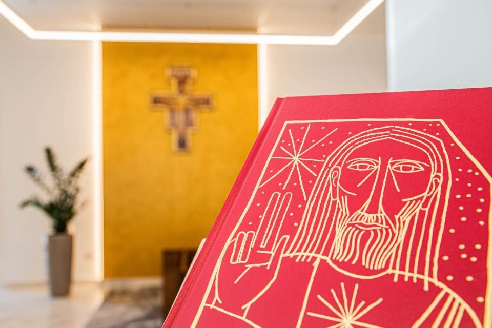 Vangelo con immagine stilizzata in casa funeraria a Porto San Giorgio