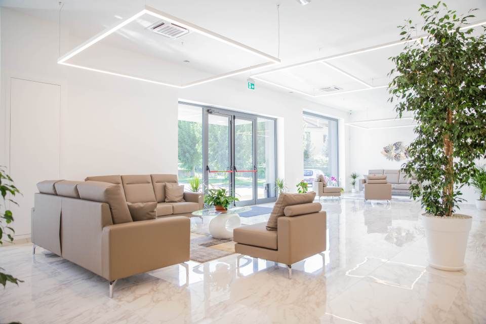 casa funeraria a Porto San Giorgio con divanetti beige