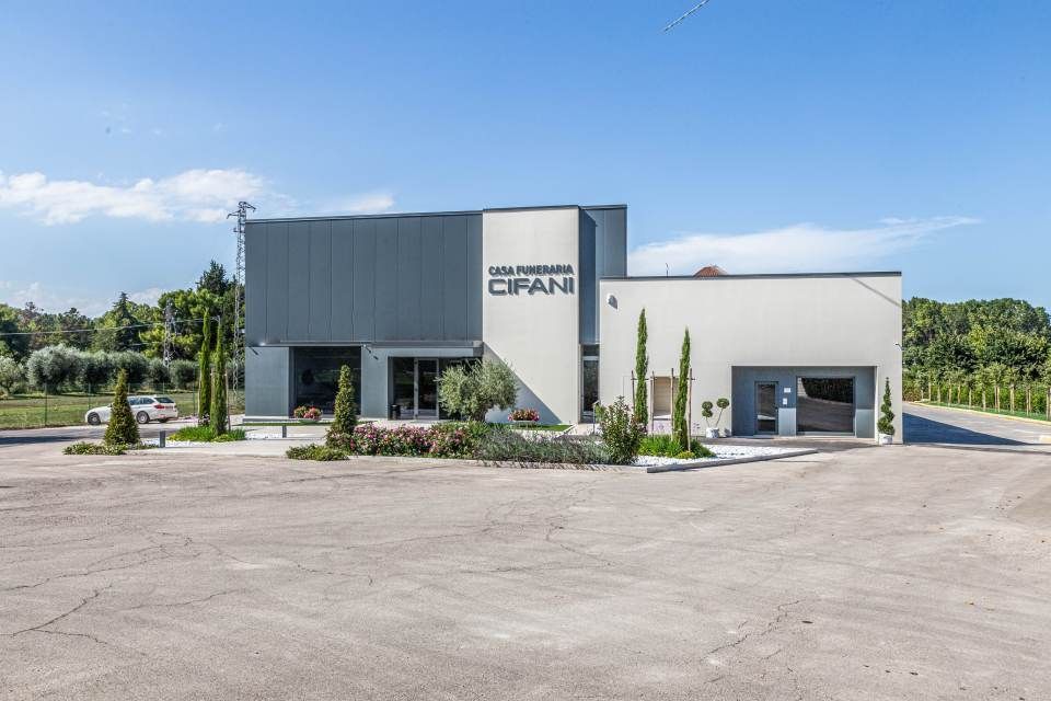 esterno di casa funeraria a Porto San Giorgio