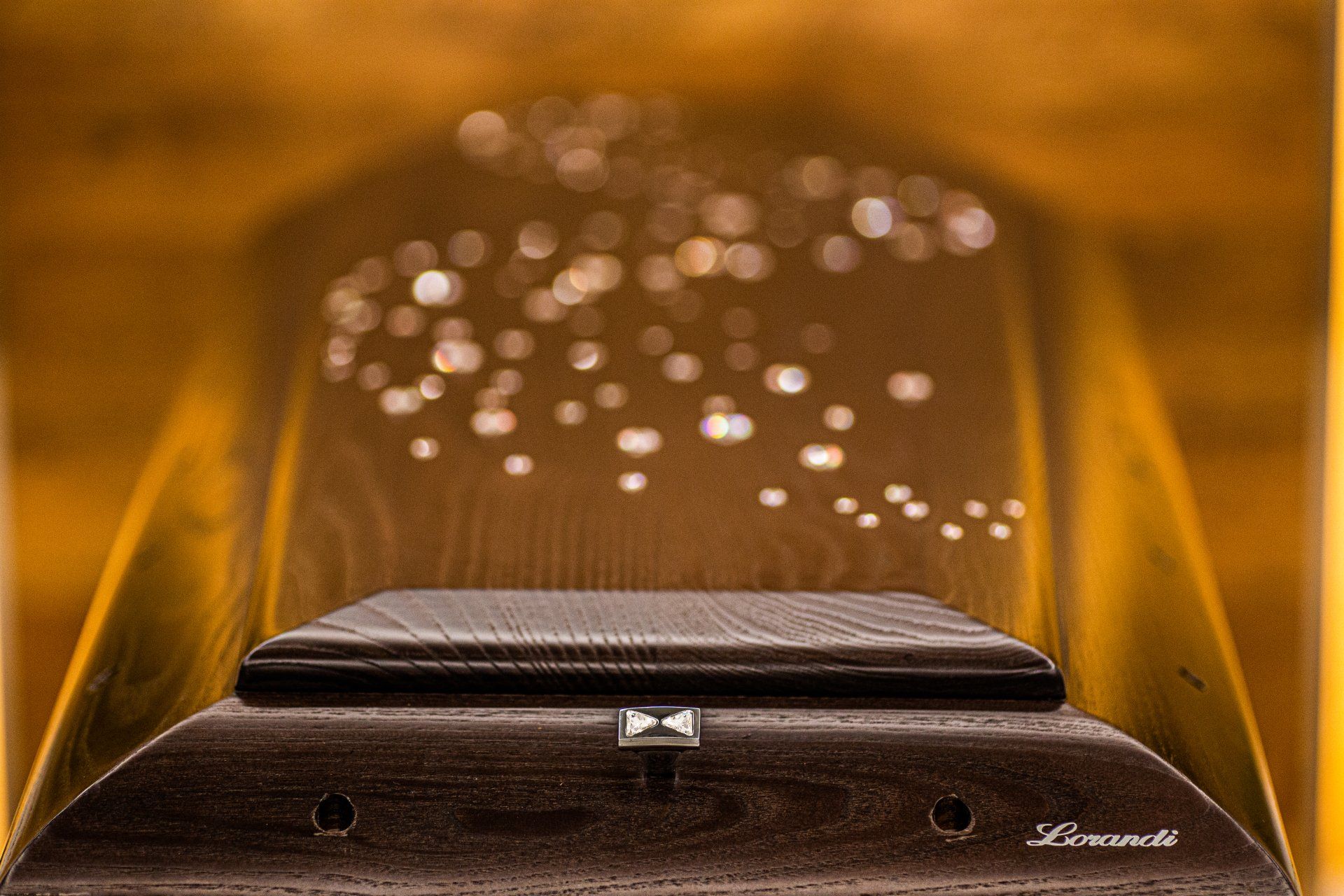 cassa funebre in legno scuro di agenzia di onoranze e pompe funebri a Monte Urano