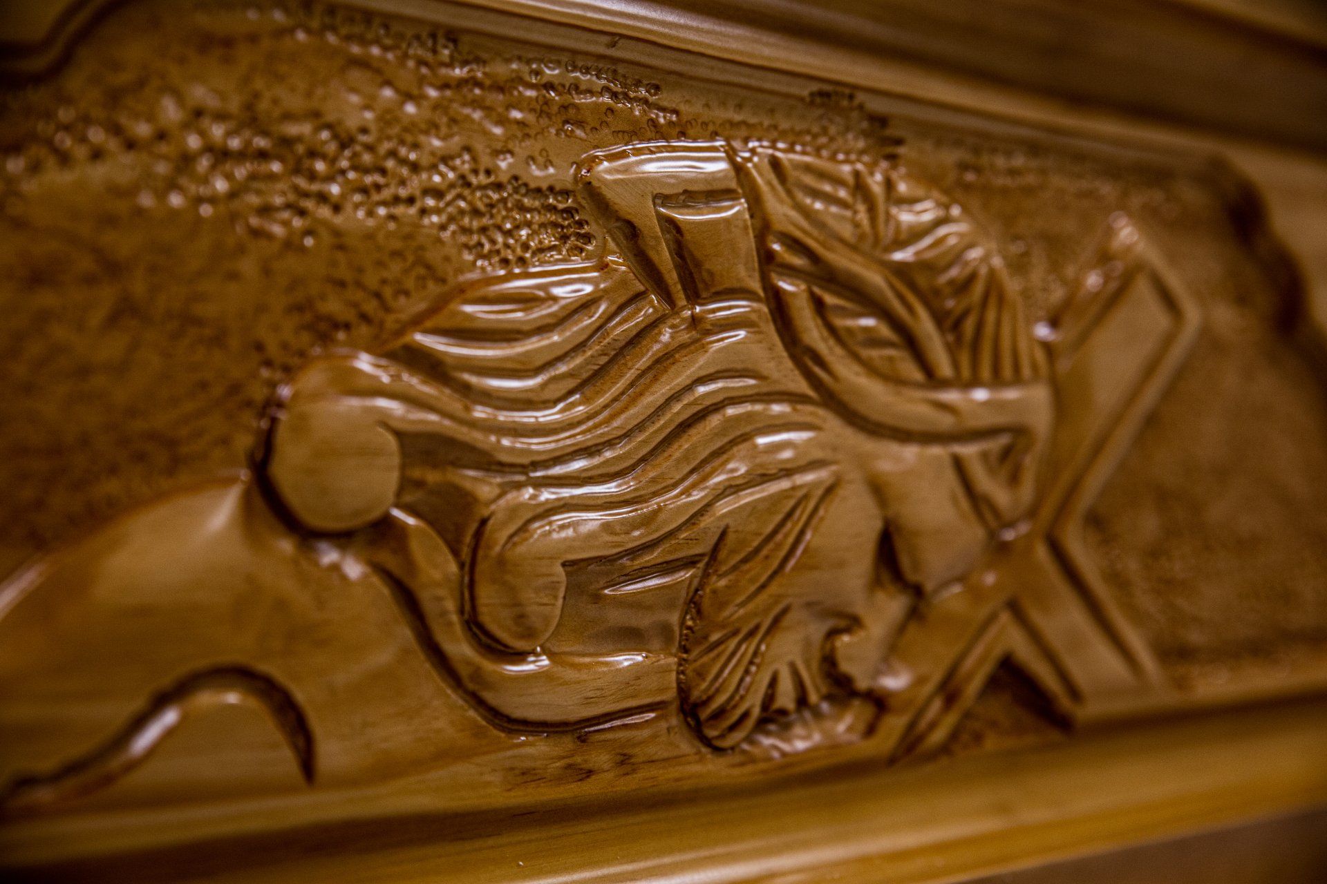 decorazione cofano funebre di agenzia di onoranze e pompe funebri a Monte Urano