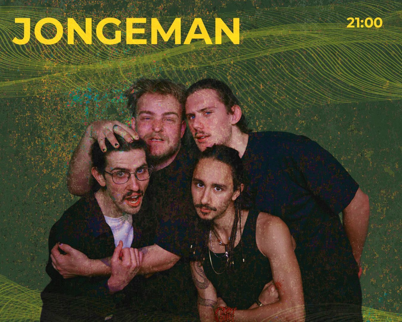 Vier mensen poseren dicht bij elkaar voor een groepsportret tegen een groene, gestructureerde achtergrond met de tekst JONGEMAN 21:00.