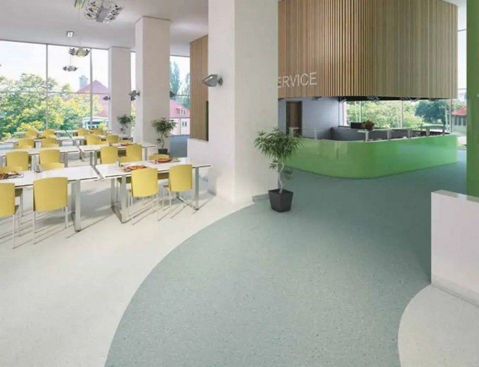 dettaglio locale con pavimento in vinile