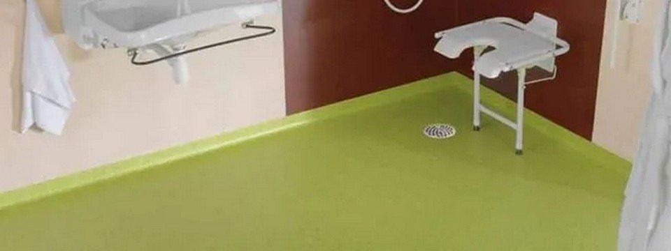 superficie verde dentro una struttura sanitaria