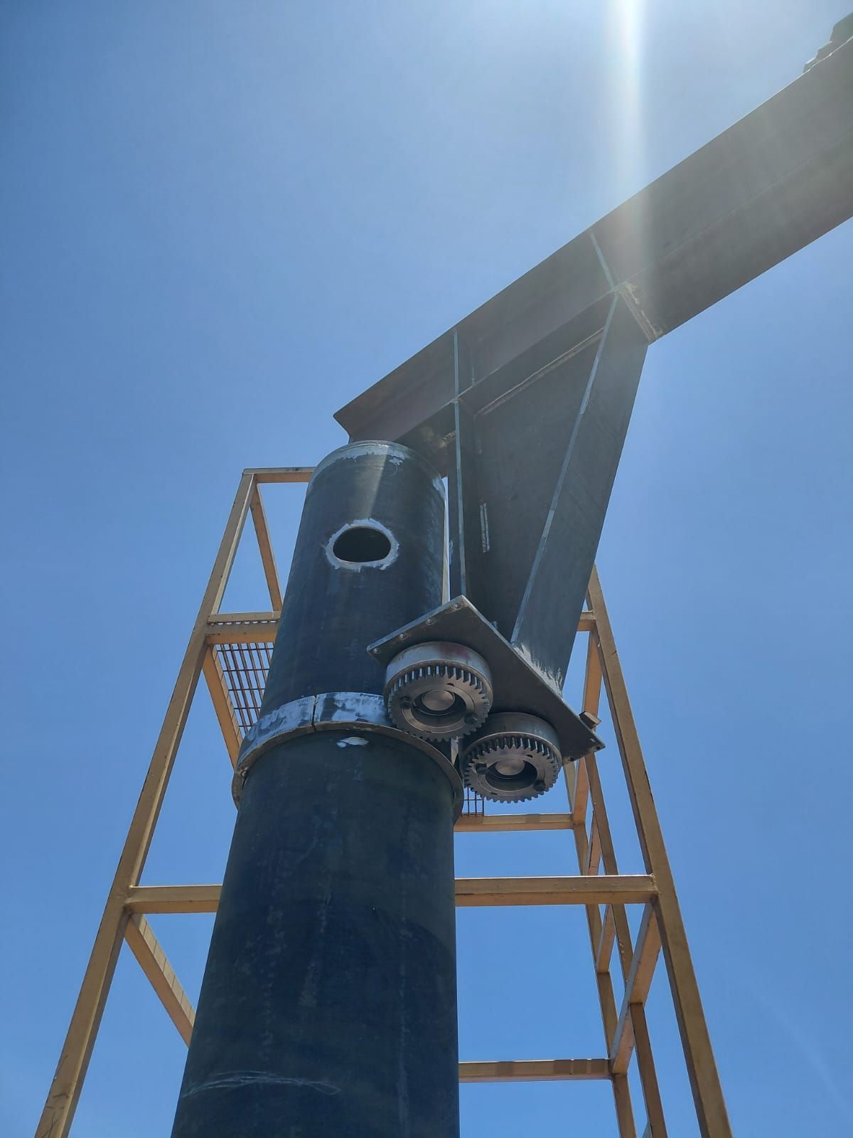 Una estructura cilíndrica alta con dos dispositivos circulares unidos