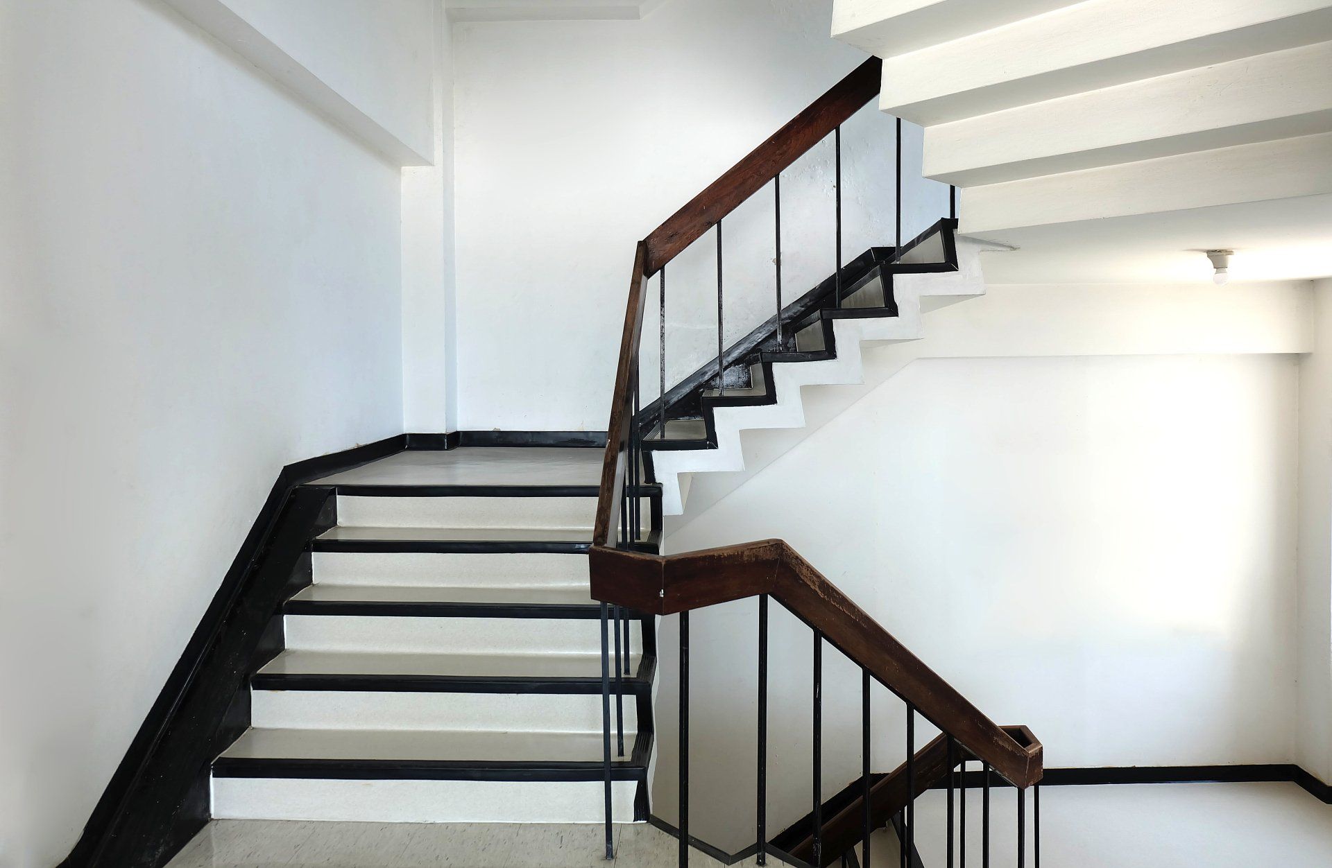 PINTAR PATIO DE LUCES