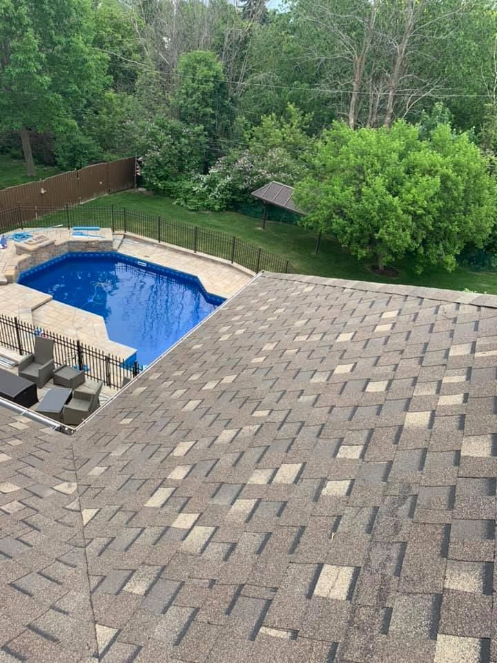 Une vue aérienne d'une piscine depuis le toit d'une maison.