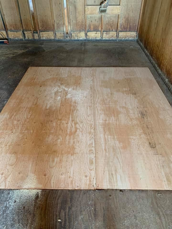 Un morceau de contreplaqué est posé sur le sol dans une pièce.