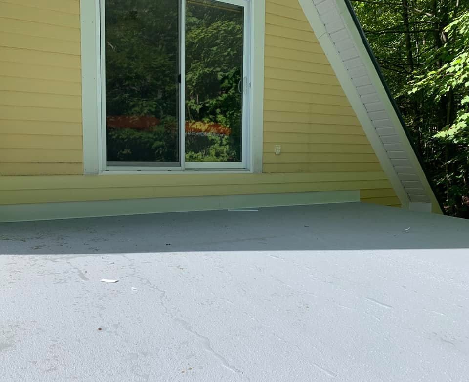 Une maison jaune avec une porte coulissante en verre et une fenêtre