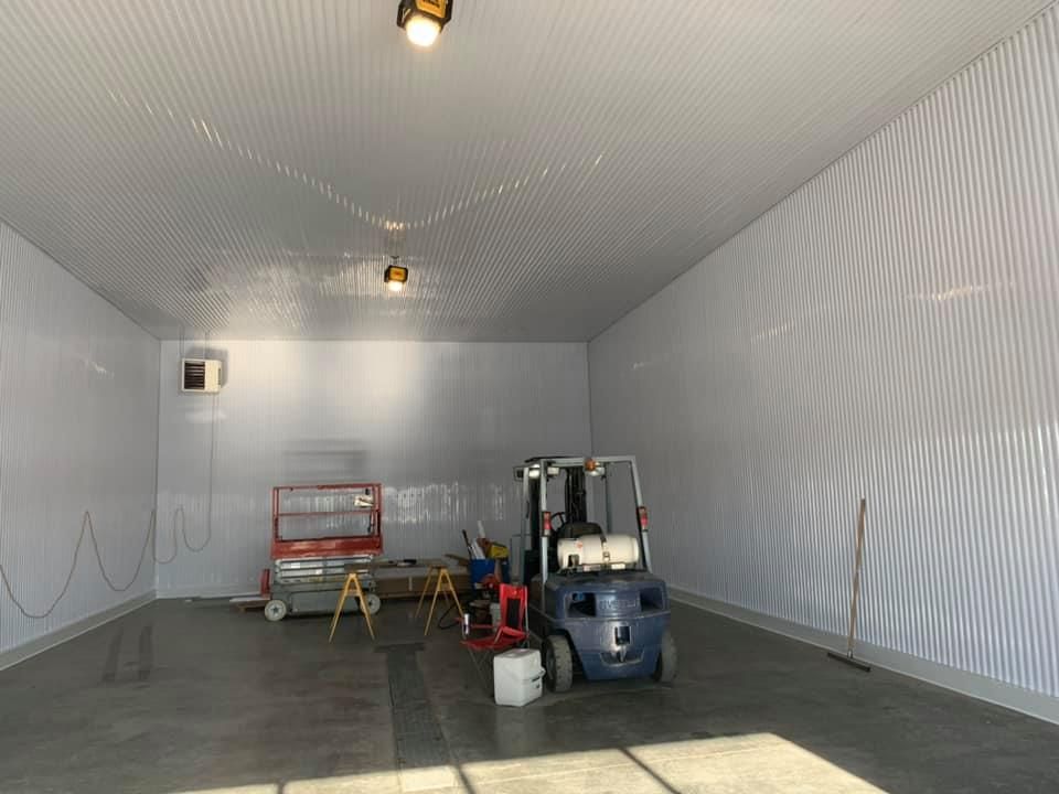 Un chariot élévateur est garé au milieu d'un garage.