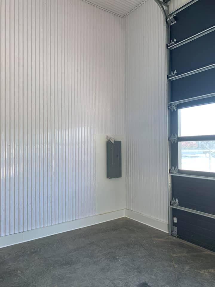 Une pièce vide avec une porte de garage et une fenêtre.