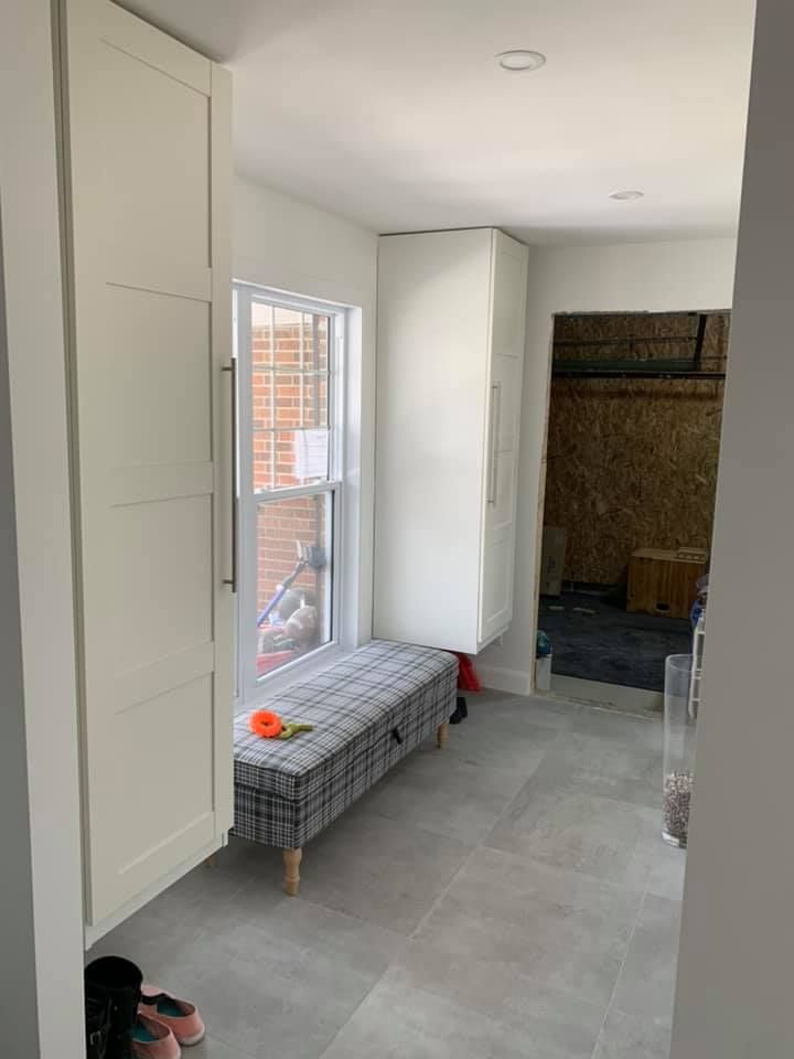 Un couloir avec un banc et une fenêtre.