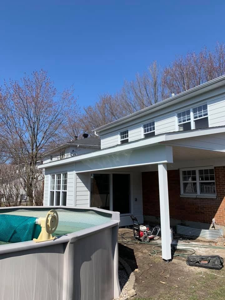 Il y a une piscine dans l'arrière-cour d'une maison.