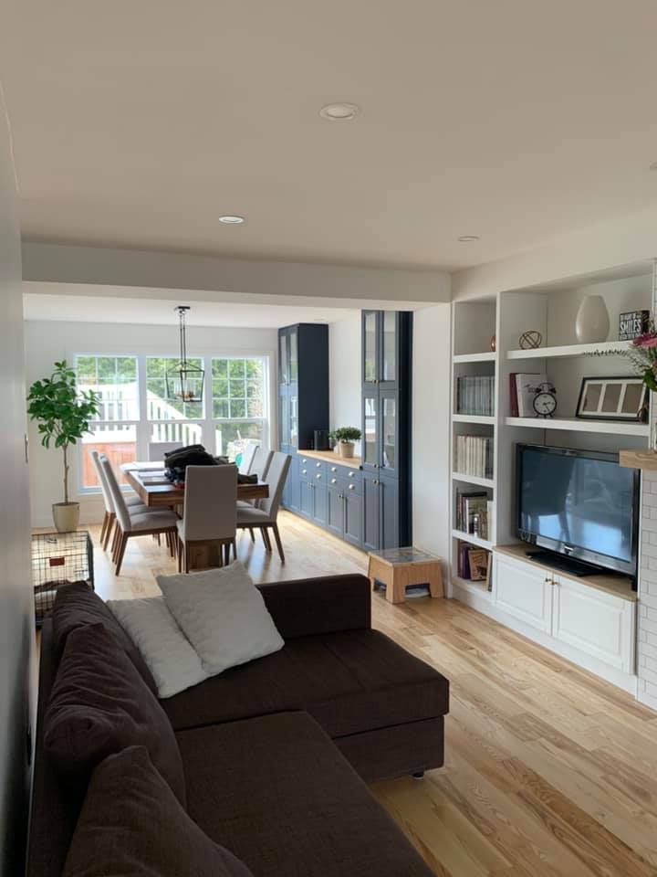 Un salon avec un canapé, une télévision, une table à manger et des chaises.