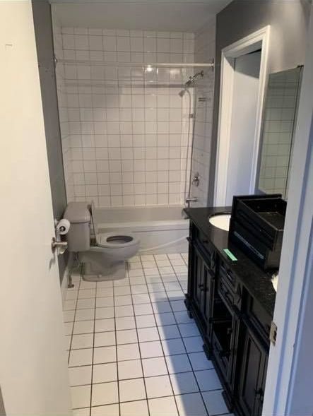 Une salle de bain avec toilettes, lavabo et baignoire