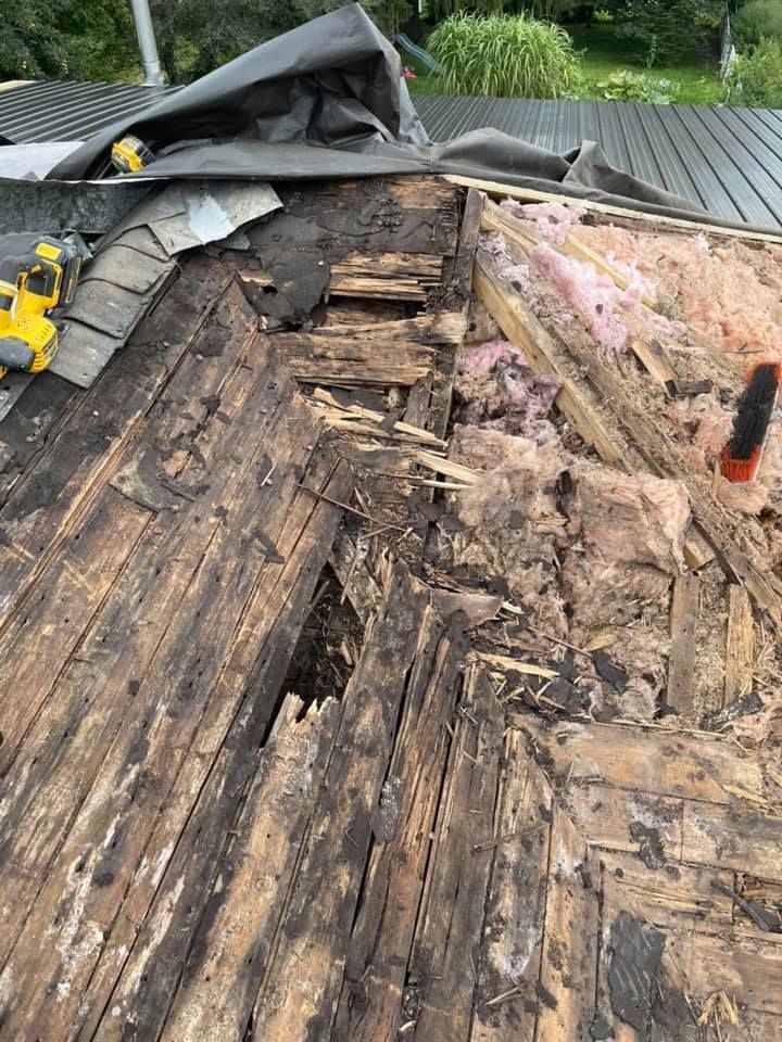 Un toit avec beaucoup de bois et une perceuse dessus.